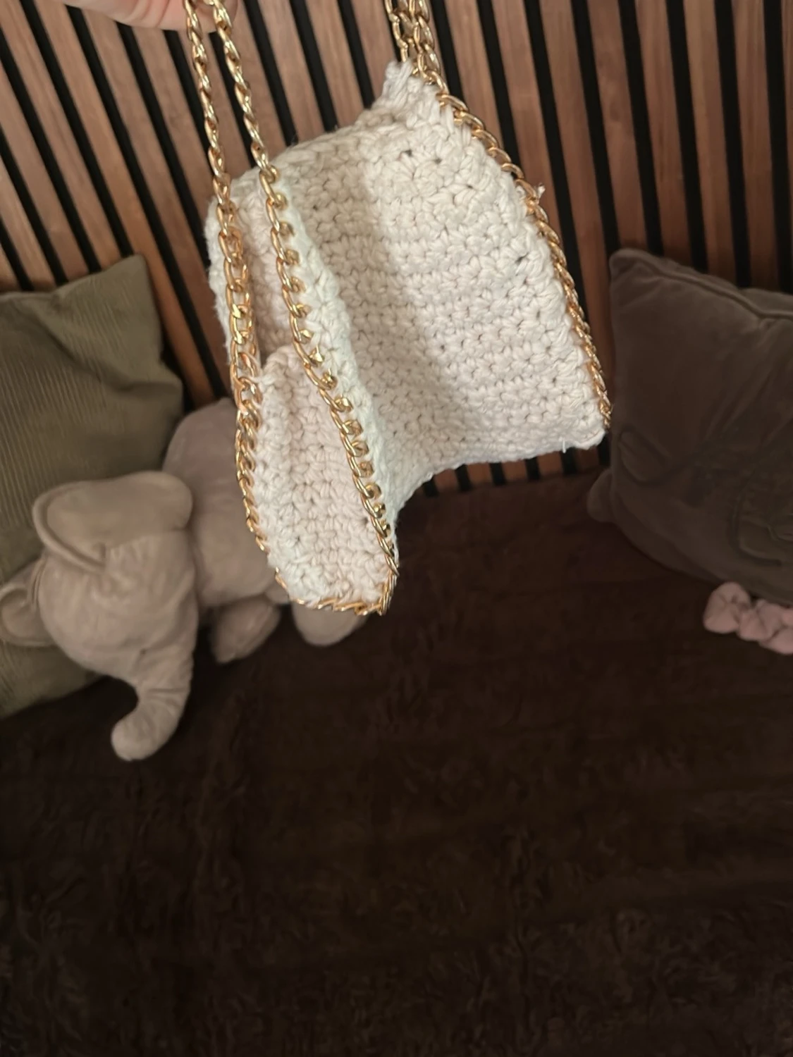 Virkat beige handväska med guldkedja