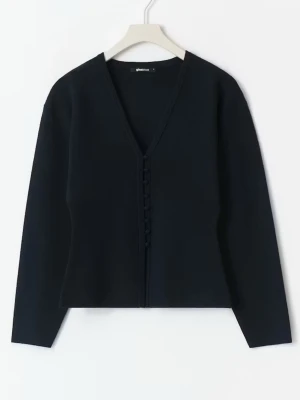 stickad cardigan ginatricot - säljer en mörkblå stickad cardigan från ginatricot, aldrig använd i storlek S! skriv vid intresse eller frågor! nypris 399kr💕