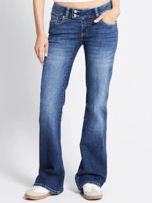 Blå bootcut jeans med broderade fickor - Säljer ett par blå bootcut jeans från 157 med snygga broderade detaljer på bakfickorna. Jeansen har normalhög/låg midja, klassisk femficksmodell och stängs med dubbla knappar och dragkedja. Perfekta för dig som gillar en avslappnad men ändå trendig look. Är slitna vid fötterna