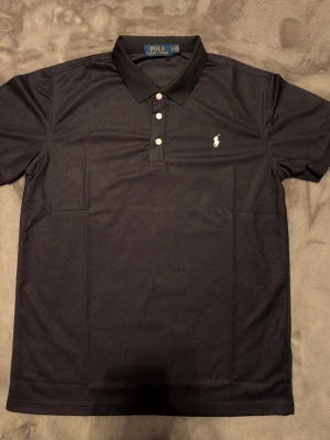 Svart pikétröja från Polo Ralph Lauren - Klassisk svart pikétröja från Polo Ralph Lauren , Storlek M/L