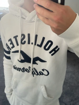 Hollister Hoodie - Saljer en riktig fet vintage 2000 Hollister hoodie i mycket bra skick. Tröjan passar dig som har strl XS. Tveka inte på att höra av dig vid minsta lilla fundering!💛
