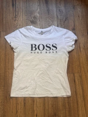 Boss t shirt - Boss tshirt, tror ej den är äkta men snygg och bra kvalitet. I nyskick och färgen är väldigt vit, inte gul alls. Lite åt slim hållets passform men jag som har medium kan ha den även om den är lite för liten.