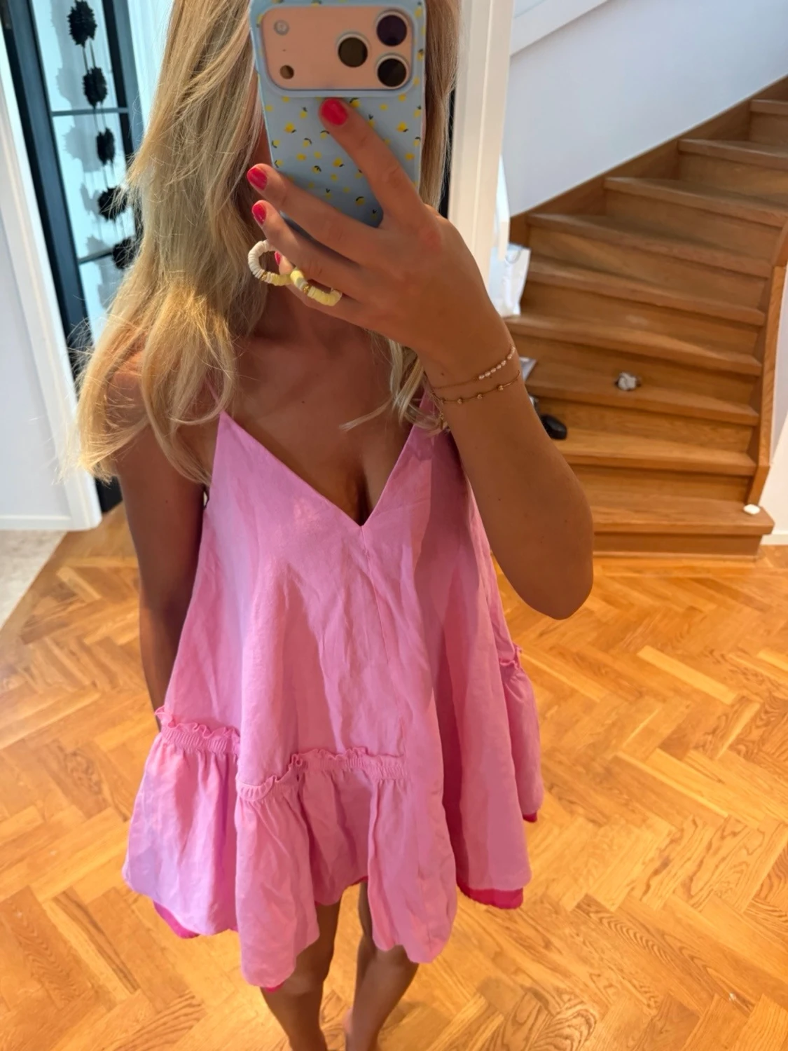 Rosa kort klänning med volang - 4