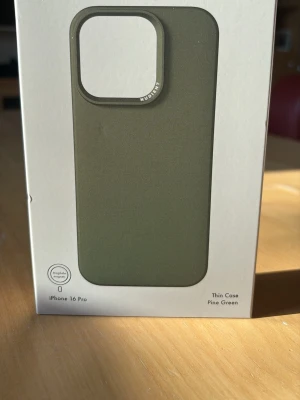 Grönt Nudient skal iPhone 16 Pro - Slimmat mobilskal från Nudient i färgen Pine Green, designat för iPhone 16 Pro. Skalet är tunt och stilrent med en matt finish och har stöd för MagSafe. Perfekt för dig som vill ha ett snyggt och diskret skydd till mobilen. Skalet är aldrig använts och har inte tagits ur sin förpackning, original pris 400kr