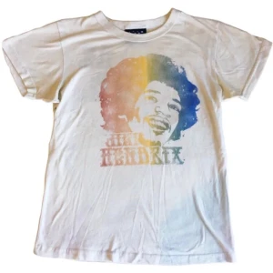 Vintage Jimi Hendrix band tröja/ graphic tee/ T-shirt med tryck, rock/ 60tal/ 70tal/ hippie/ boho/ bohemisk/ bohemian  - Supercool unik Jimi Hendrix band tröja! (Obs! Tröjan är en aning nopprig, dels lite missfärgad under armarna)