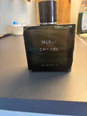 Bleu de Chanel Eau de Parfum 100ml - Sliten flaska men inget fel på doften. Fantastisk parfym. Mängd enligt bild. 100ml flaska 
