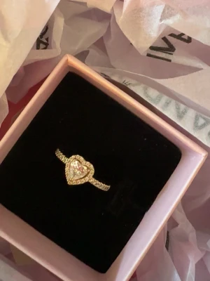 Pandora ring/ promise ring  - Superfin Pandora ring i guld. Inga defekter, kommer i original förpackning som syns på bilderna samt med kvitto. 