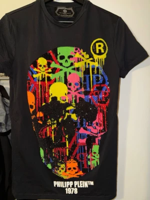 Svart Philipp Plein t-shirt med döskalle - Några av stenarna ramla av när jag tvätta den, annars som oanvänd 