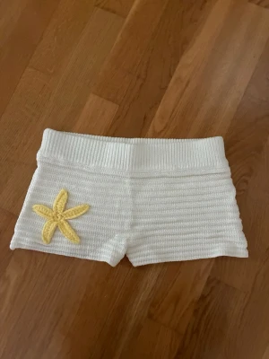 Vita stickade shorts med gul blomma - Säljer vita virkade sommar shorts. Utmärkt skick. Storlek xs.🤍