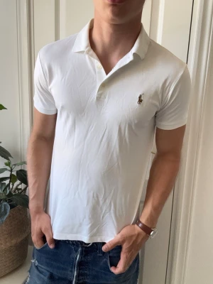 Ralph lauren pike - Ralph lauren pike, lite mjukare skönare matieral. Inga defekter! Modellen i bilderna är 180 cm 75 kg och bär Storlek M slim fit , Kom med frågor! 🌟 (Kan gå ned i pris vid köp av paket 😉) 