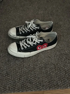 CDG converse  - Säljer ett par CDG Converse i storlek 44, box samt kvitto ingår. Skorna är i väldigt bra skick, bortsett från att de är något smutsiga men de är lätt åtgärdat! Skorna är köpta för runt 1500 och säljes för 1000!