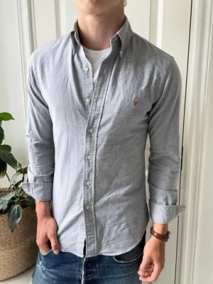 Ralph lauren skjorta  - Ralph lauren skjorta, Inga defekter! Modellen i bilderna är 180 cm 75 kg och bär storlek S slim fit , Kom med frågor! 🌟 (Kan gå ned i pris vid köp av paket 😉) 