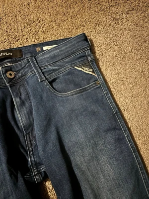 Replay Anbass byxor  - Säljer dessa riktigt goa o fina mörkblå Replay Anbass jeans. De är i väldigt fint skick och har en go o fin passform som passar till allt.  Storlek: W30 / L32 Skick: 9/10 (Väldigt fint skick) Färg: Mörkblå  Fraktar så snabbt som möjligt! Skriv om du har frågor eller vill ha fler bilder!🤩