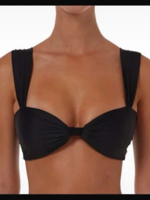 Bikini topp - Bikinitopp med vaddering, kan skicka med underdelen om man vill! Tror den är från Calzedoina stl S