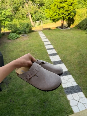 Birkenstocks Boston - Birkenstocks Boston i storlek 42. Mycket bra skick, finns lite gula fläckar. Syns inte så bra på bilden.
