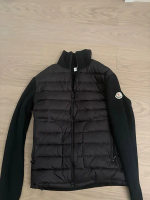 moncler cardigan - denna moncler cardigan är helt ny alltså inga, kommer med tags osv. Jackan passar perfekt till alla väder och kan användas året runt och är sjukt populär just nu. vid fler frågor tveka inte att skriva privat