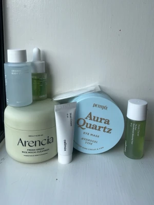 Arencia Fresh Green Rice Mochi Cleanser - Skriv om man vill köpa enskilda produkter!🤗      Arencia Fresh Green Rice Mochi Cleanser är en ansiktsrengöring i en stilren, ljusbeige burk. Produkten är återfuktande och djuprengörande, perfekt för dig som vill ha en fräsch och mjuk hud. Innehåller risextrakt och har en krämig konsistens.
