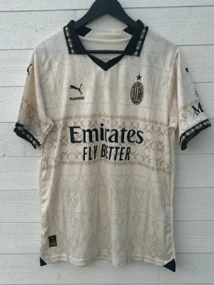 AC Milan Fotbollströja - Säljer en AC Milan fotbollströja som är helt ny med prislapp!