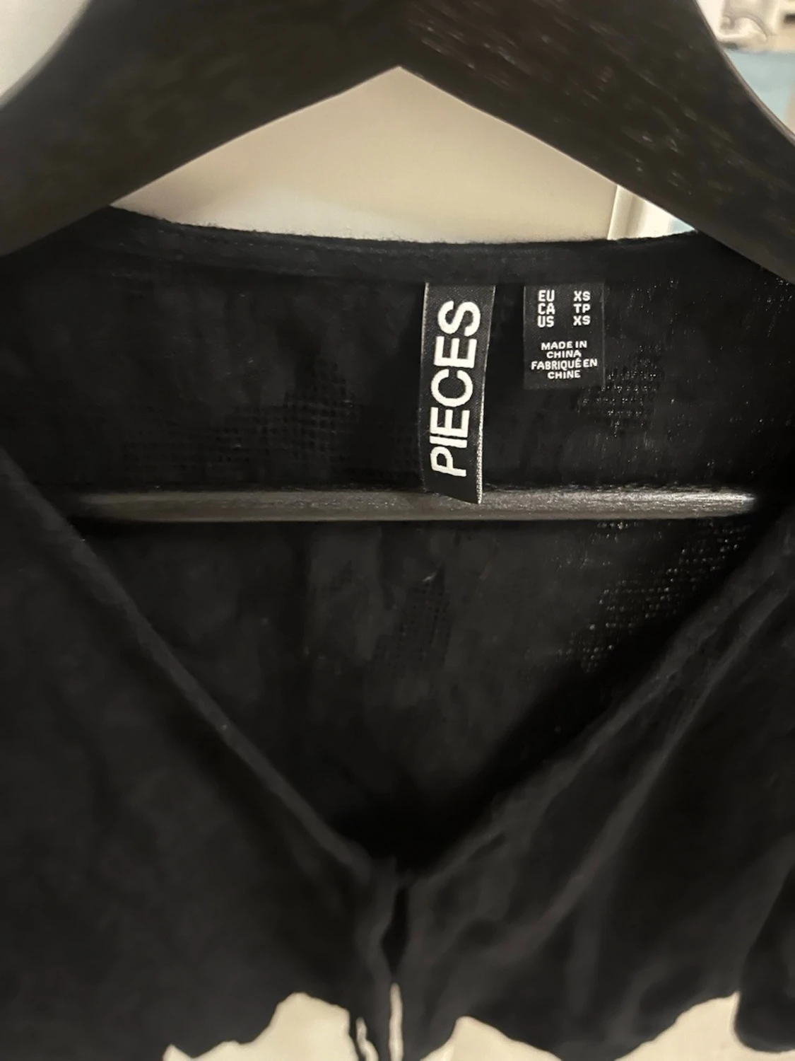 Svart blus med knyt från Pieces - 1