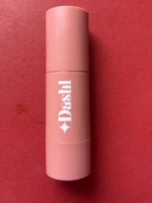 Dashl Blush Stick Spicy Marg - Dashl Blush Stick i färgen Spicy Marg är ett krämrouge i stickformat. Färgen är en varm rosaröd ton som ger kinderna en naturlig glow. Förpackningen är rosa med vit logga och tillverkad i plast, vilket gör den enkel att ta med och applicera.