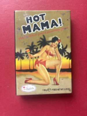 Hot Mama! rouge från theBalm - Hot Mama! rouge från theBalm i en snygg kompakt förpackning med spegel. Färgen är en varm persikorosa med guldskimmer som ger ett fräscht glow till kinderna. Perfekt att ha i väskan tack vare den smidiga storleken och spegeln i locket.