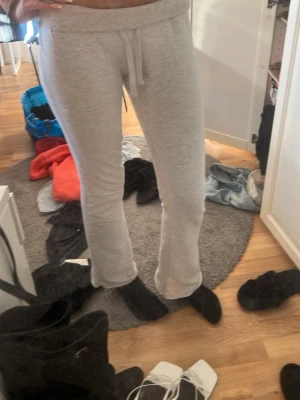 mjukisbyxor - ett par ljusgrå mjukisbyxor från nelly som jag spretat upp längst ned, använda ett fåtal gånger och är jätte snygga, säljer för de är för korta på mig!🩷