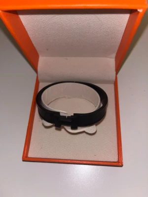 Svart H armband  - Pris kan diskuteras, skriv till mig 