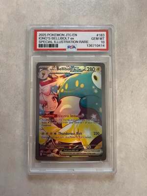 ✨ PSA 10 Iono’s Bellibolt ex #183 SIR Pokémon - Säljer Iono’s Bellibolt ex #183/159 Special Illustration Rare, graderat PSA 10 GEM MINT. Ligger på runt 1500kr på psas vardering utmärkt investering!  ✅ Populär trainer-Pokémon-kombination ✅ Fantastisk artwork  📦 Skickas spårbart och under 24h! 💬 Seriösa bud välkomnas ⚡✨