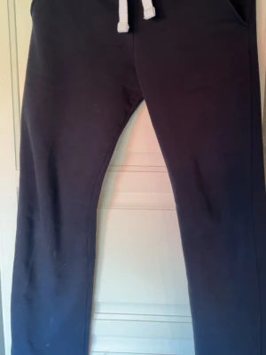 russemerch mjukisbyxor  - de har fått några fläckar och blivit lite slitna, storleken är xs i long edition men lappen är bortklippt!