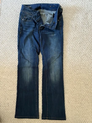 Mörkblå bootcut jeans från G-star  - Snygga mörkblå lätt bootcut jeans från G-star med mellanhög midja. De är i strl W28 och L32. Jag är 165 lång och brukar ha 38 i byxor 