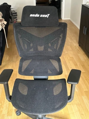 Anda Seat Kaiser 3 Large gamingstol - En Nästan helt ny gaming stol från Anda Seat. Inga problem och perfekt för ryggen. Orginal pris för (4903kr)