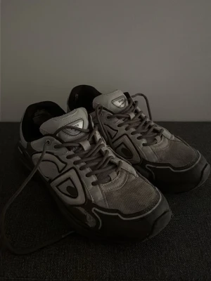 Gråa CD sneakers med svart detalj - Chunky sneakers från CD i grått med svarta och vita detaljer. Skorna har en robust sula, meshpaneler och snörning framtill. Märkeslogga syns på plösen och hälen. Perfekta för dig som gillar streetwear och sportig stil. Fraktar ej!! möts bara. Stockholm 