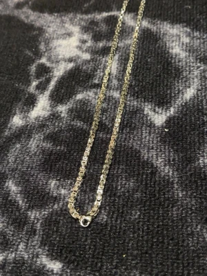 Stainless steel silver necklace - Fick denna rostfritt stål halsband som gåva. Nu säljer jag den då jag inte använder. Halsbandet är 58 cm långt och 4 mm brett. Skicka ett DM vid intresse! 😃