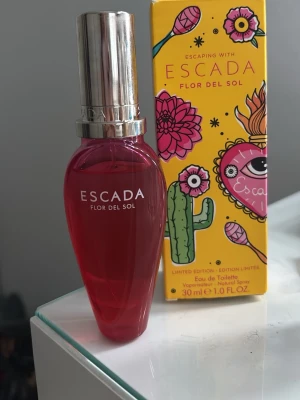 Escada Flor del Sol parfym - Escada Flor del Sol, 30ml, mycket kvar. Kom gärna med prisförslag, stor chans att jag kommer acceptera.
