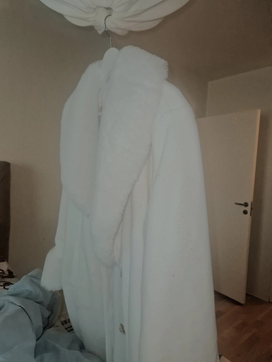 Vit pälsjacka med fluffig krage