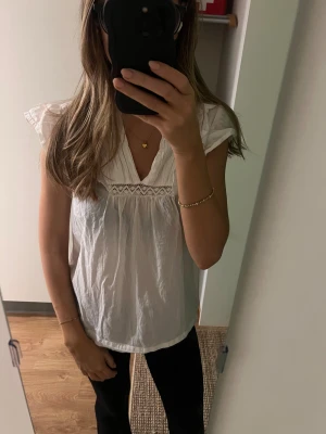 Vit blus med spets  - En söt vit blus med spets upptill, knappt använd🩷