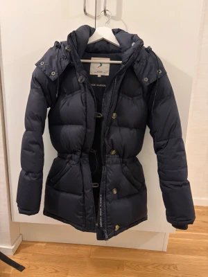 Boomerang jacka - Nu säljer jag min superfina boomerangjacka i marinblått då jag köpt en ny. Den är i den klassiska ”Alexandra down jacket” modellen. Jackan är i superskick då den nästan knappt är använd. Den är i storlek XXXS men passar mig som vanligtvis bär XS, även S. 
