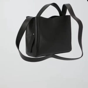 Väska Gina Tricot  - Säljer min väska från Gina! Kommer fler bilder:) nypris ca 300❤️❤️