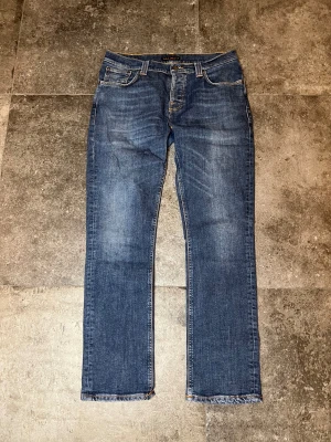 Straight Nudie Jeans - Avreage Joe - Tja! säljer mina riktigt sköna nudies i strlk 33/32, lappen e borttvättad men det är avreage joe🫡 Skriv ifall ni har frågor👏👏