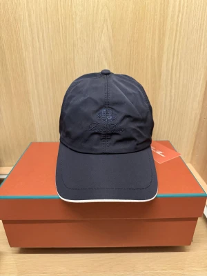 Loro Piana keps  - Säljer denna Loro Piana keps i navyblå i nyskick. Aldrig använd, lyxig och stilren modell som passar alla outfits. ✨