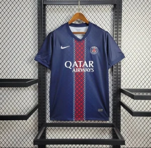 PSG matchtröja Nike blå röd - Paris Saint-Germain fotbollströja från Nike i mörkblått med röd och vit grafisk rand mitt på bröstet. Tröjan har klubbmärke, Qatar Airways-tryck och klassisk V-ringning. Tillverkad i lätt, ventilerande Dri-FIT-material för maximal komfort.