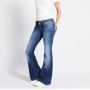 Lågmidjade jeans - Lågmidjade jeans från lager157. Skitsnygga men kommer inte till användning, använda 2ggr. Storlek xxs short length, långa på mig som är 151