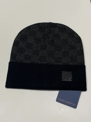 Lv Mössa - Säljer en helt ny mössa, aldrig använd. Storlek One size. Snabb frakt fraktas inom 24h efter köp. Kan härmas i Haninge, skriv gärna vid fler frågor.