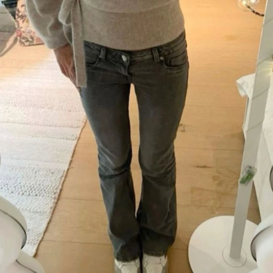Grå bootcut jeans