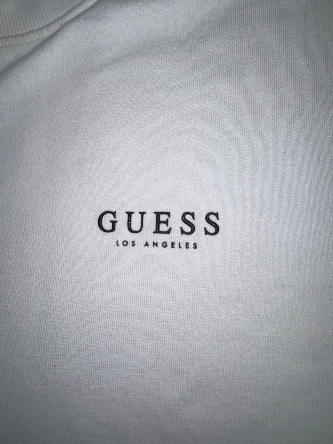 Vit sweatshirt från Guess med svarta detaljer - 1