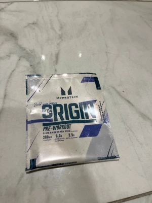 Origin Pre-Workout Blue Raspberry Fizz - MyProtein Origin Pre-Workout, Blue Raspberry Fizz smak, 20g portionspåse. Innehåller 300mg koffein, 8g L-citrullin DL-malate och 3,5g beta-alanin. Perfekt för energi och fokus före träning. Ny, obruten förpackning med bäst före 05/2026.