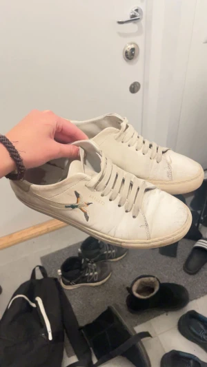 Axel arigato skor  - Superfina arigato skor som säljs då dem inte längre kommer till användning. Dem har defekter som man kan se därav priset. Köpta för över 2000 så väldigt generöst pris. Pris kan absolut diskuteras vid snabb affär. Storlek 39 men passar mig som har 38 perfekt. 