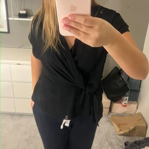 Svart topp - Säljer denna jättefina topp ifrån Zara. Storlek Xl men passar även L. Helt slutsåld. Använd få gånger så är i bra skick. Prisk kan diskuteras❤️