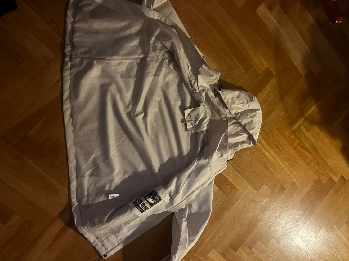 Vit Arc'teryx regnjacka med huva - 3