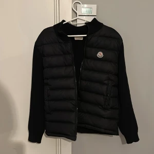 Svart pufferjacka från Moncler - Svart pufferjacka från Moncler inga speciella skador eller defekter på jackan.